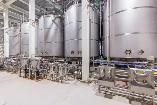 Großtechnische Reaktoren für die Harzherstellung in großen Mengen.